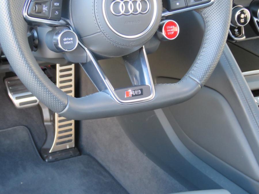 Детали интерьера Audi R8 RWS 2018 года  (фото 48 из 70)